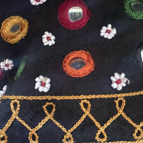 Beautiful soft wool full sized wrap/scarf with an intricate design 💝 - Picture 5 of 15